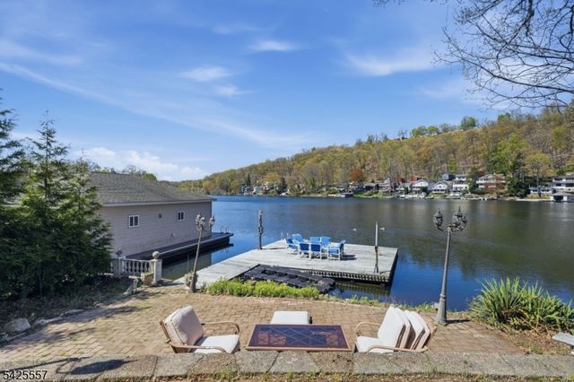 6 Oneida Ave, Hopatcong Boro, NJ 07843