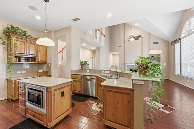 6796 Lakefront Drive, Grand Prairie, TX 75054