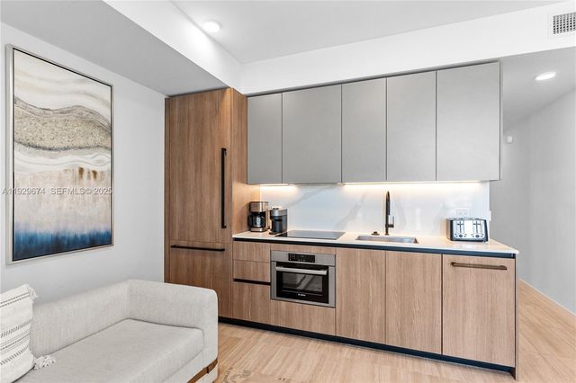 580 72nd St 711, Miami Beach, FL 33141