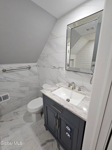 2402 Ave B Extension, Schenectady, NY 12308