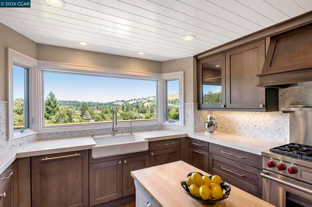 1825 Saint Andrews Dr, Moraga, CA 94556