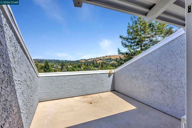1825 Saint Andrews Dr, Moraga, CA 94556