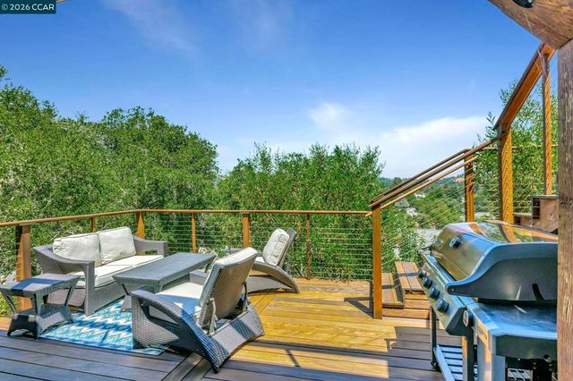 1825 Saint Andrews Dr, Moraga, CA 94556