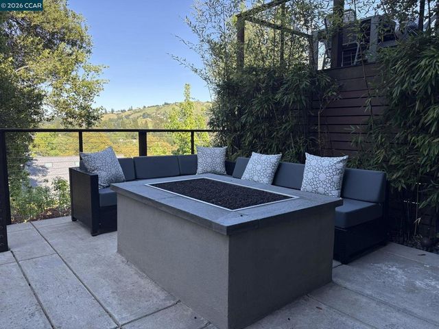 1825 Saint Andrews Dr, Moraga, CA 94556