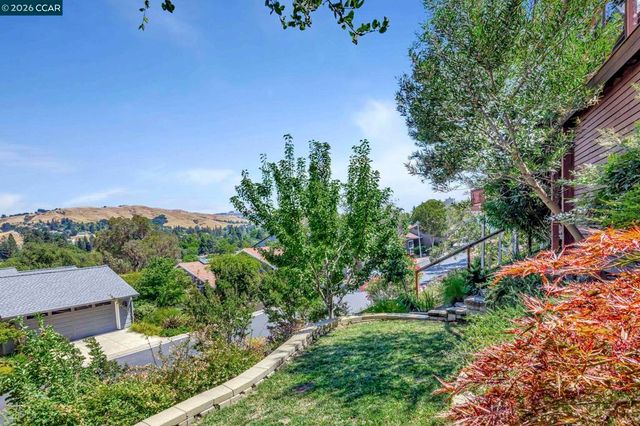 1825 Saint Andrews Dr, Moraga, CA 94556