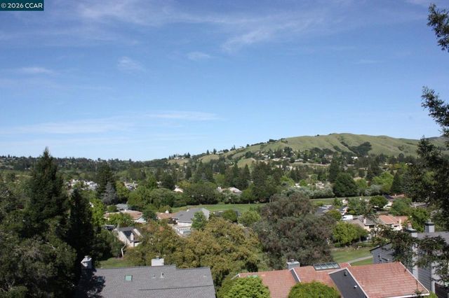 1825 Saint Andrews Dr, Moraga, CA 94556