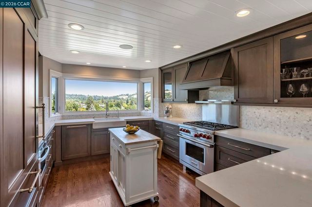1825 Saint Andrews Dr, Moraga, CA 94556