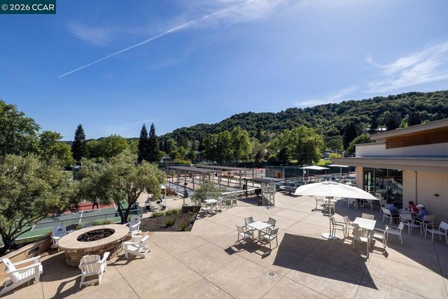 1825 Saint Andrews Dr, Moraga, CA 94556