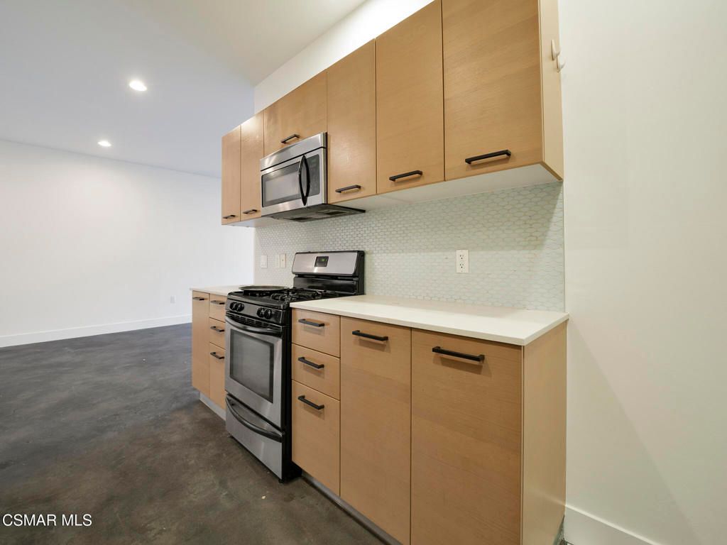 Image 13 of property listing at 5016 Bakman Avenue 104, North Hollywood, CA 91601