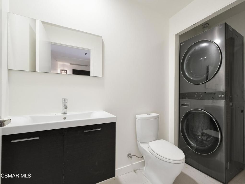 Image 14 of property listing at 5016 Bakman Avenue 104, North Hollywood, CA 91601