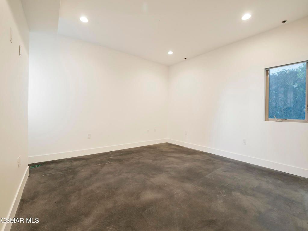 Image 16 of property listing at 5016 Bakman Avenue 104, North Hollywood, CA 91601