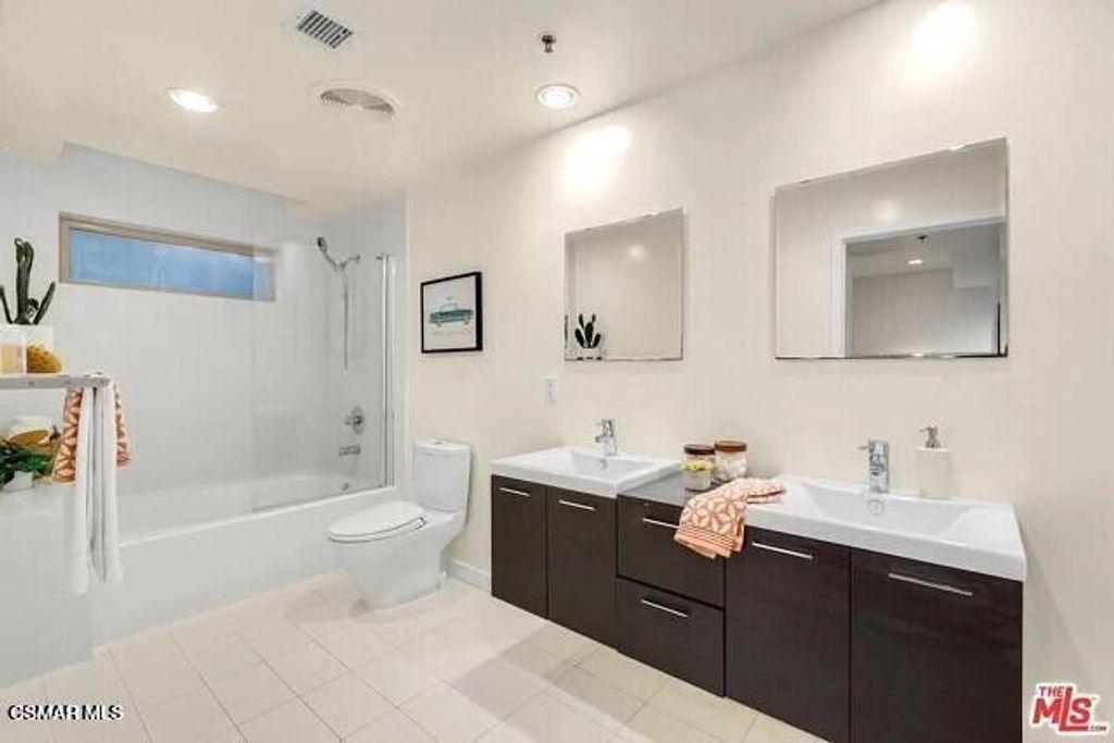 Image 18 of property listing at 5016 Bakman Avenue 104, North Hollywood, CA 91601