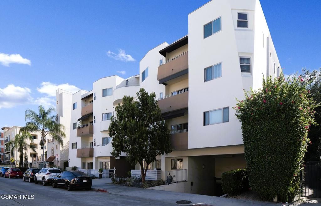 Image 25 of property listing at 5016 Bakman Avenue 104, North Hollywood, CA 91601