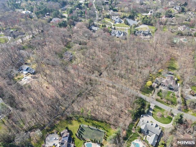 18 Wildwood Road, Saddle River, NJ 07458
