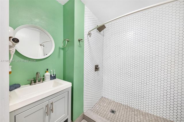 237 38th St 4, Miami Beach, FL 33140