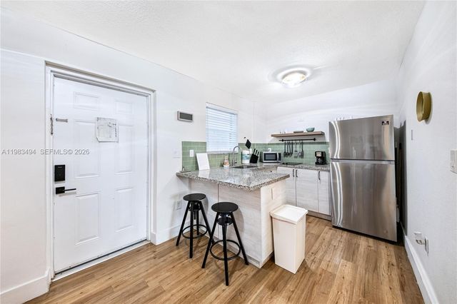 237 38th St 4, Miami Beach, FL 33140