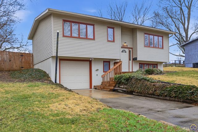 3325 SW Twilight DR, Topeka, KS 66614