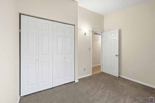 3325 SW Twilight DR, Topeka, KS 66614