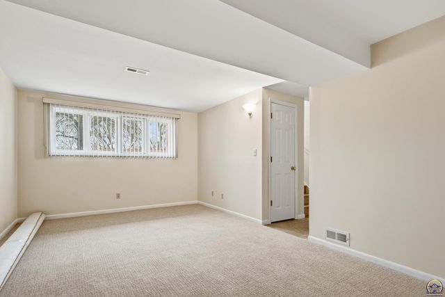 3325 SW Twilight DR, Topeka, KS 66614