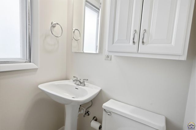 3325 SW Twilight DR, Topeka, KS 66614