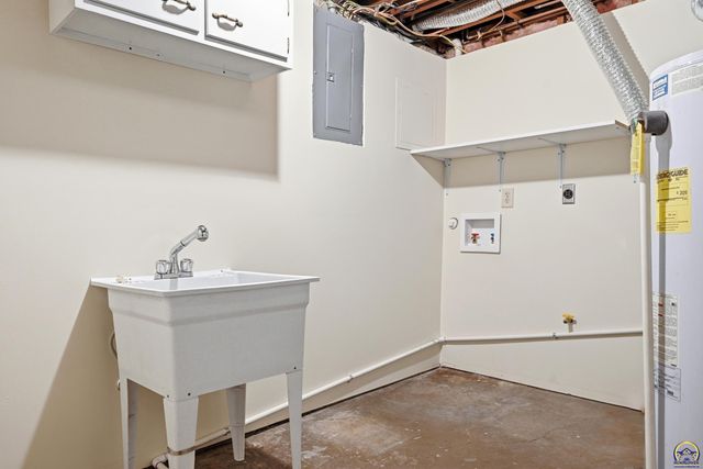 3325 SW Twilight DR, Topeka, KS 66614