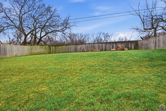 3325 SW Twilight DR, Topeka, KS 66614