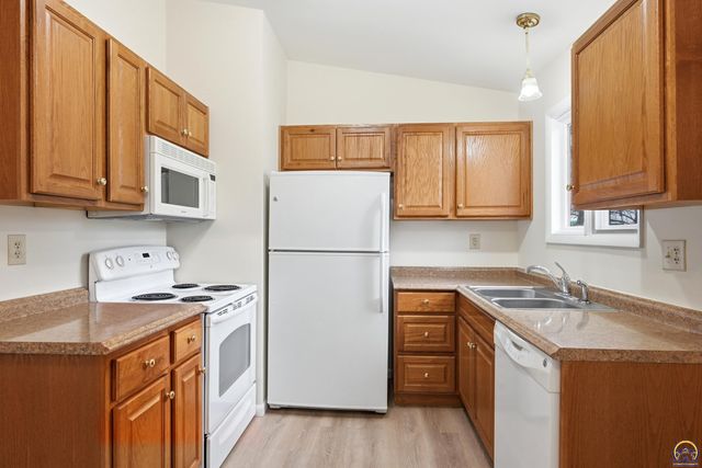 3325 SW Twilight DR, Topeka, KS 66614