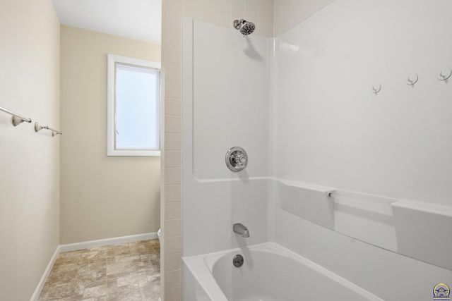 3325 SW Twilight DR, Topeka, KS 66614