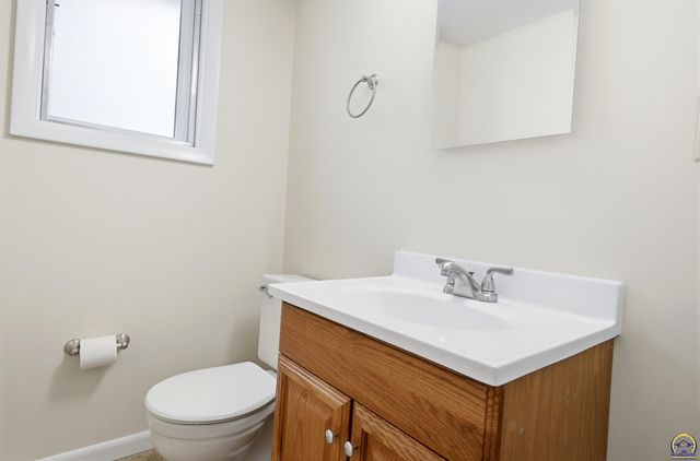 3325 SW Twilight DR, Topeka, KS 66614