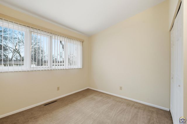 3325 SW Twilight DR, Topeka, KS 66614