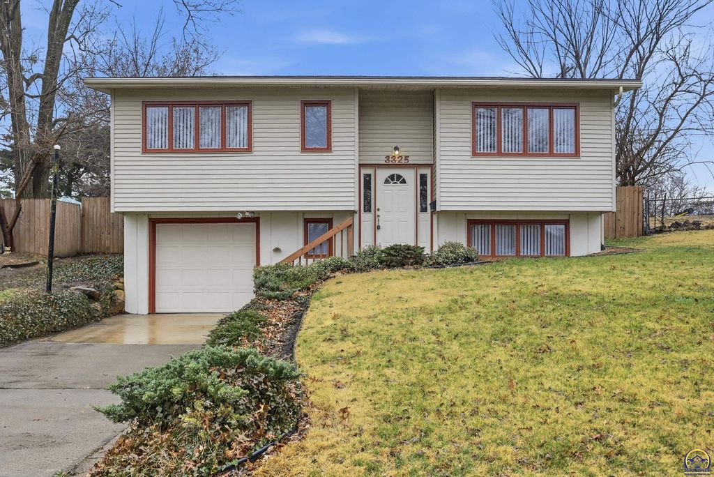 3325 SW Twilight DR, Topeka, KS 66614