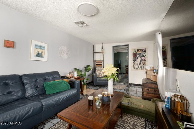 6952 W WOLF Street, Phoenix, AZ 85033