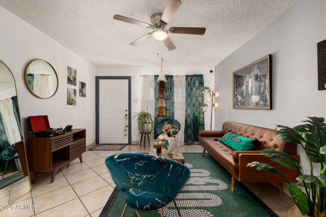 6952 W WOLF Street, Phoenix, AZ 85033