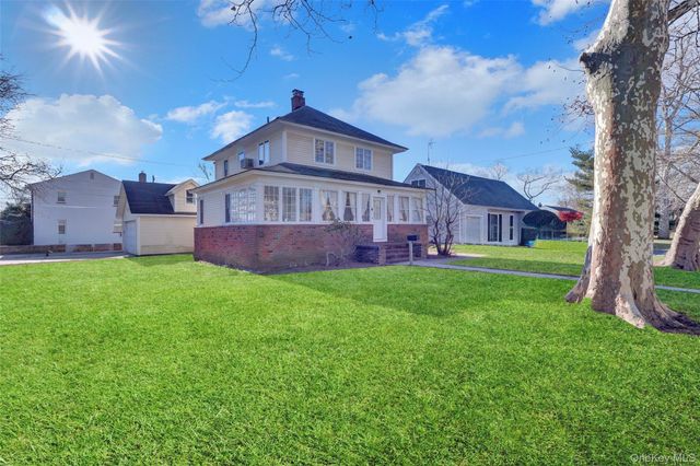 31 Hiawatha Drive, Brightwaters, NY 11718