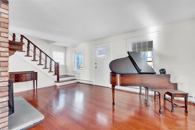 31 Hiawatha Drive, Brightwaters, NY 11718