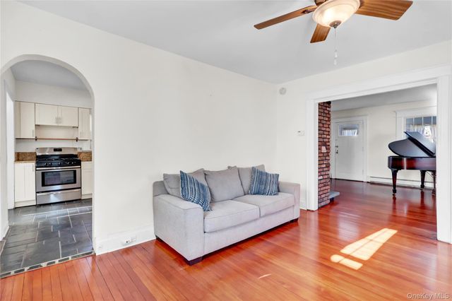 31 Hiawatha Drive, Brightwaters, NY 11718