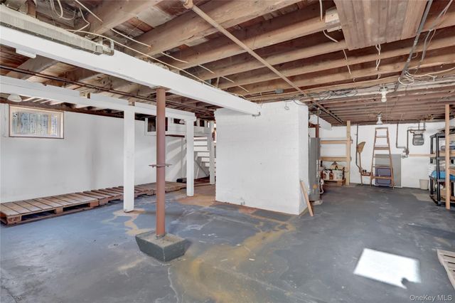 31 Hiawatha Drive, Brightwaters, NY 11718