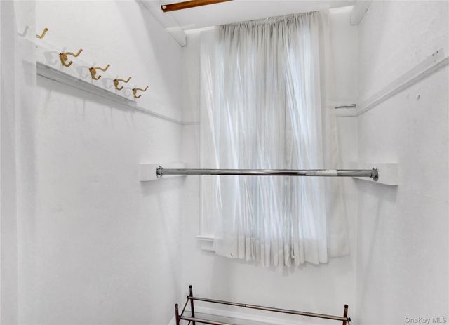 31 Hiawatha Drive, Brightwaters, NY 11718