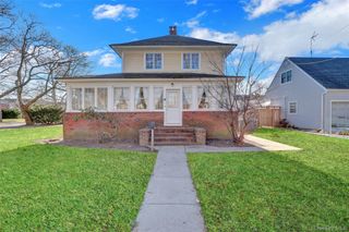 31 Hiawatha Drive, Brightwaters, NY 11718