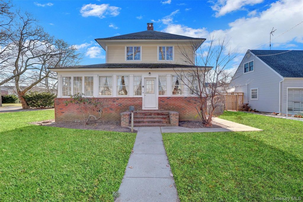 31 Hiawatha Drive, Brightwaters, NY 11718