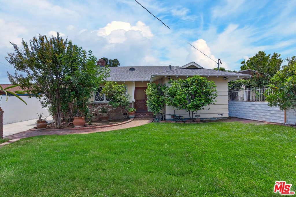 23036 Victory Boulevard, Woodland Hills, CA 91367 — exterior