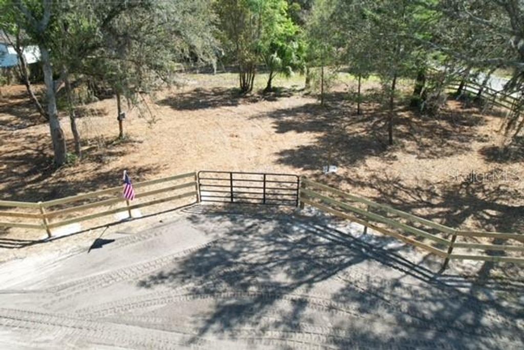 Image 11 of property listing at 28815 AZALEA AVENUE, Paisley, FL 32767