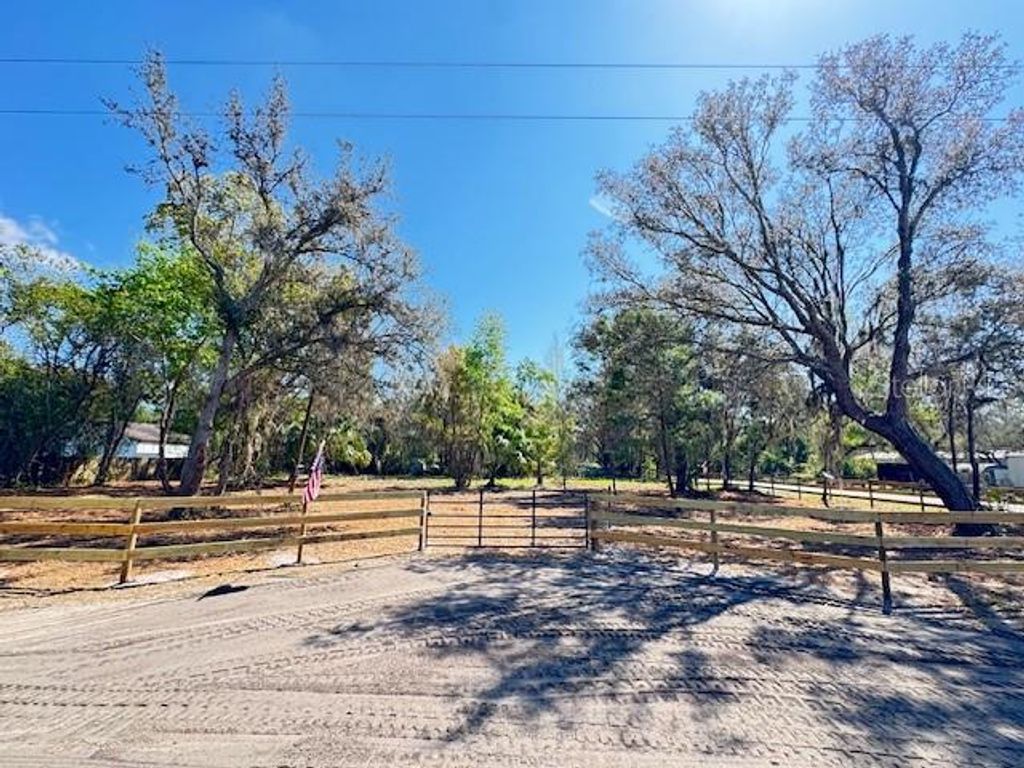 Image 14 of property listing at 28815 AZALEA AVENUE, Paisley, FL 32767