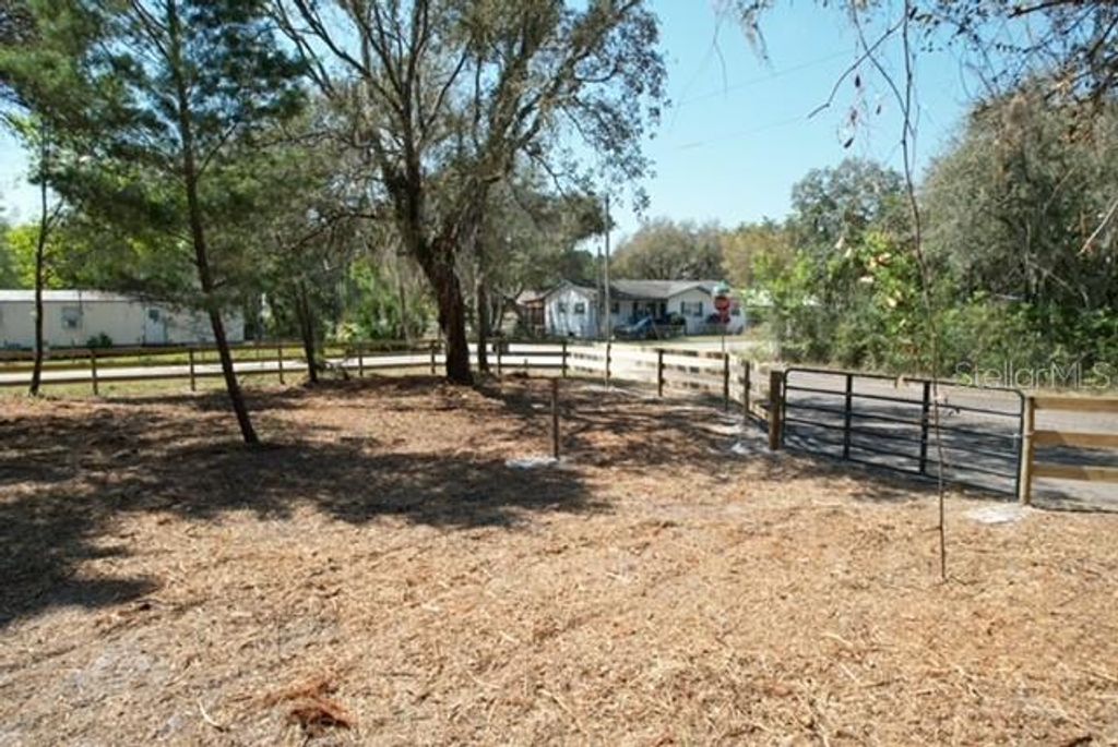 Image 5 of property listing at 28815 AZALEA AVENUE, Paisley, FL 32767