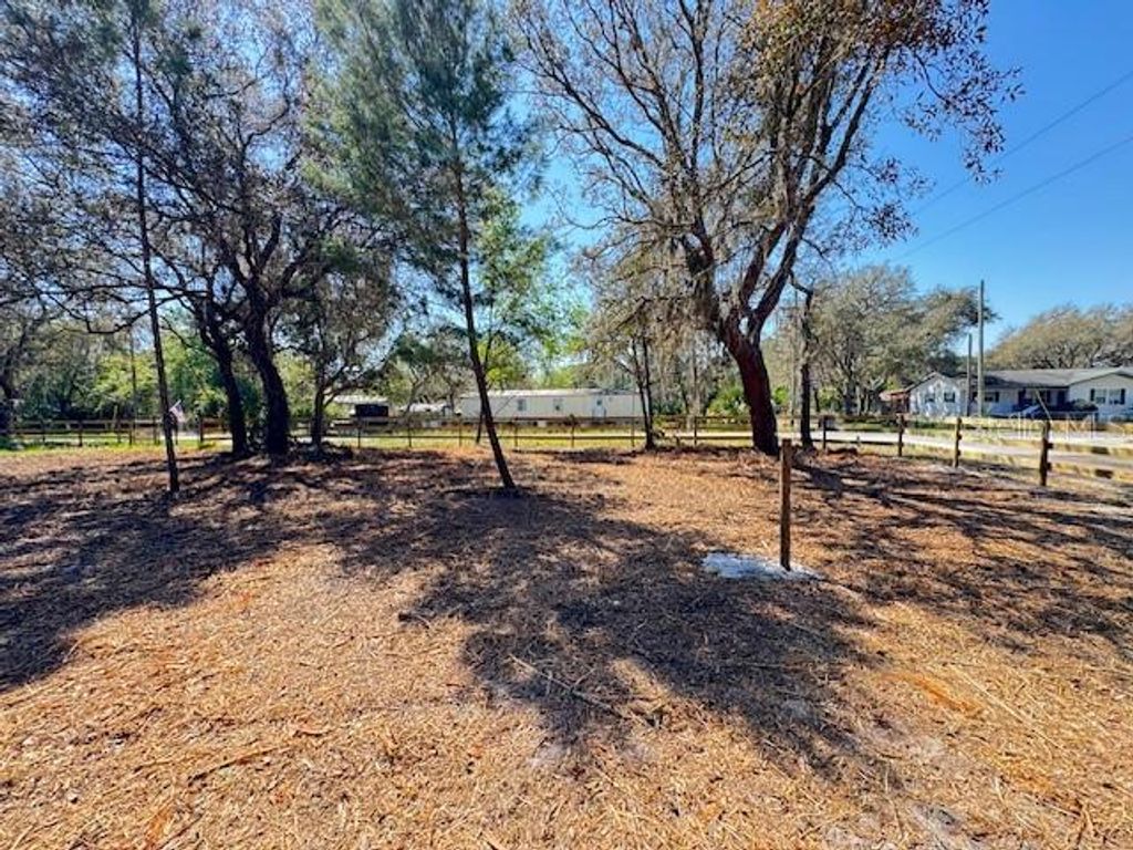 Image 7 of property listing at 28815 AZALEA AVENUE, Paisley, FL 32767