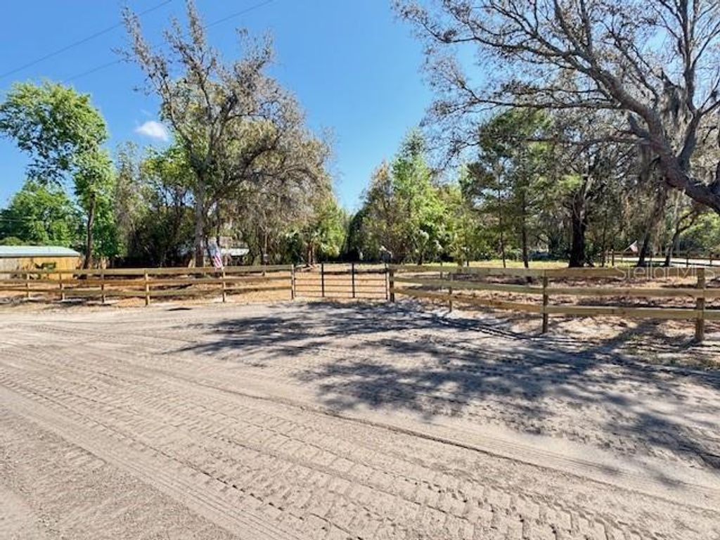 Image 9 of property listing at 28815 AZALEA AVENUE, Paisley, FL 32767