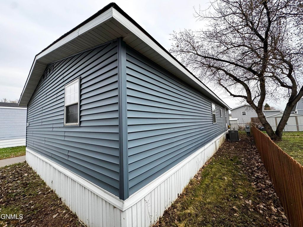 203 E Deer Street, Mandan, ND 58554 photo 2