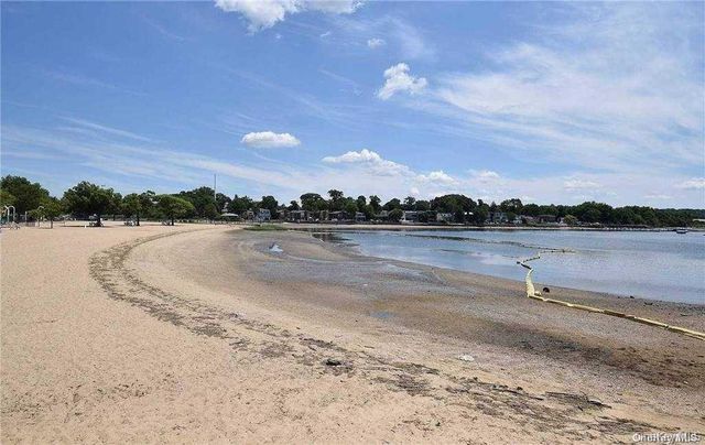 35 Linwood Road S, Port Washington, NY 11050