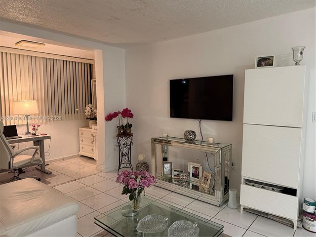 5033 NW 7th St 312, Miami, FL 33126