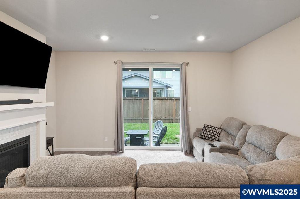 Image 10 of property listing at 6335 SE Rebecca St, Albany, OR 97322